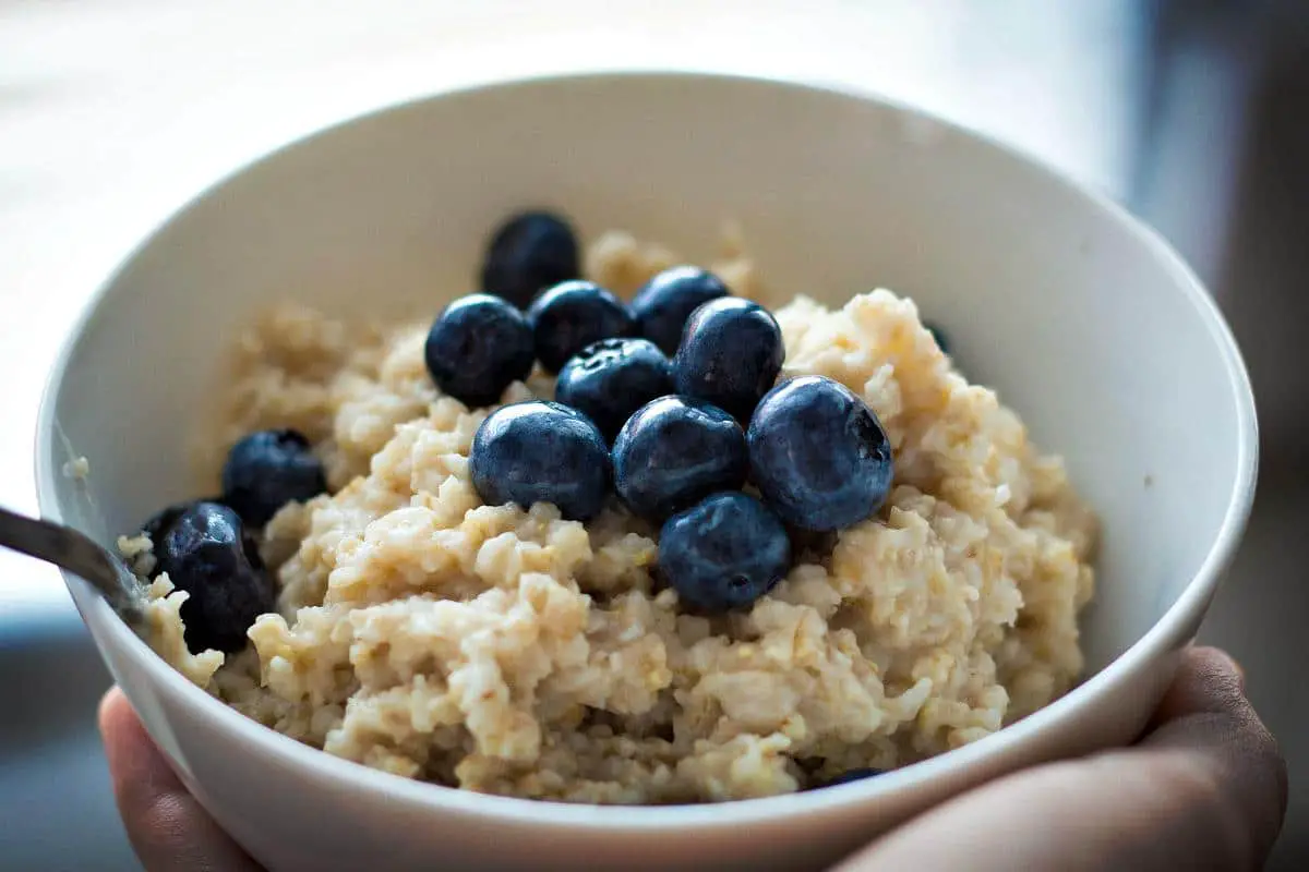 Bowl of oatmeal with berries | What To Eat When Pregnant 